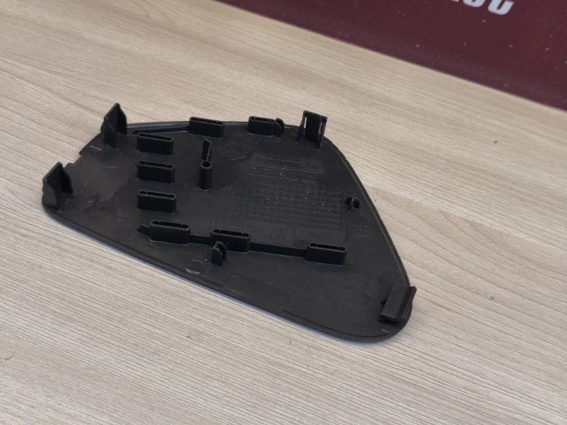 Крышка блока предохранителей - фото 7