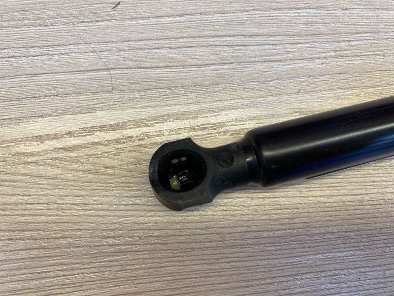 Амортизатор капота - фото 4