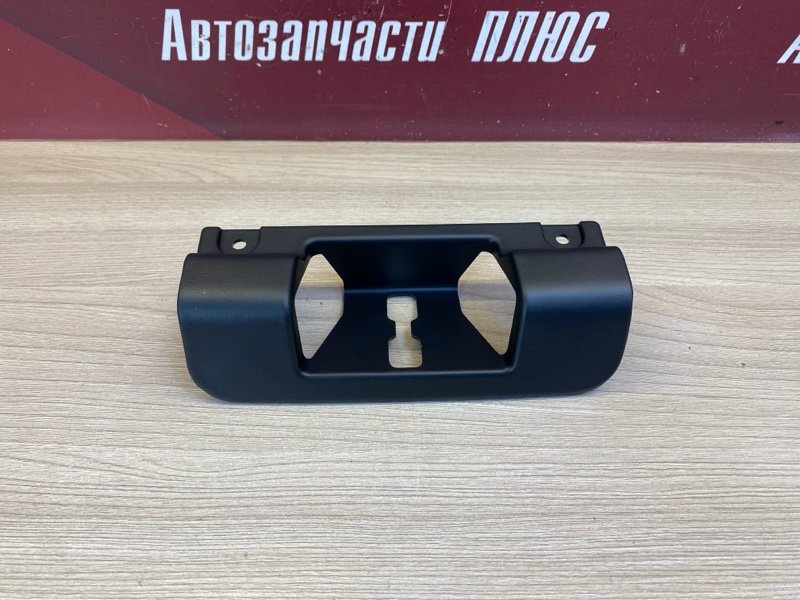 Накладка замка багажника - фото 1