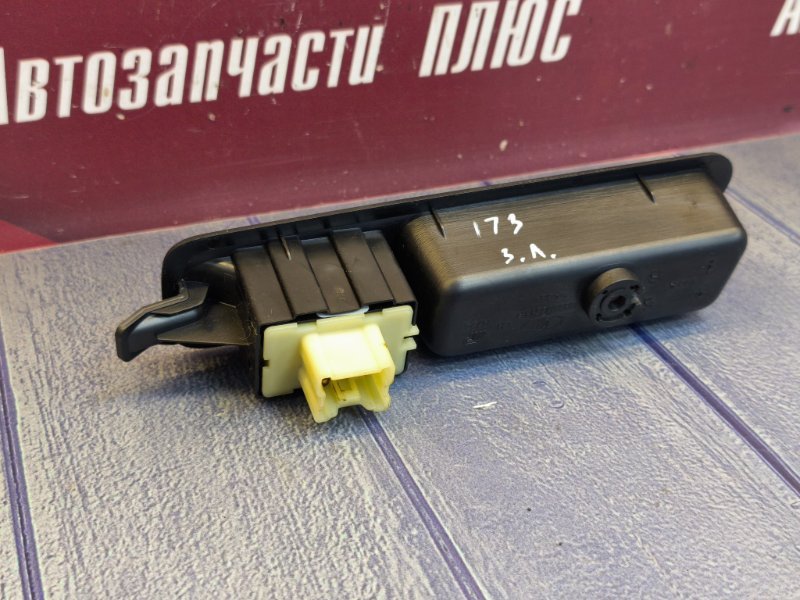 Кнопка стеклоподъемника - фото 9