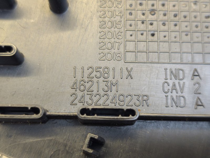 Крышка блока предохранителей - фото 9