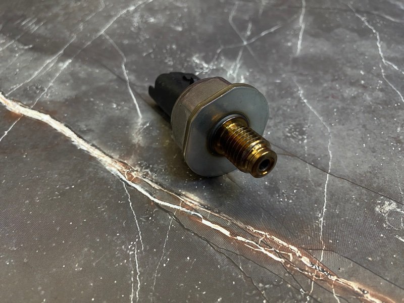 Датчик давления топлива - фото 1