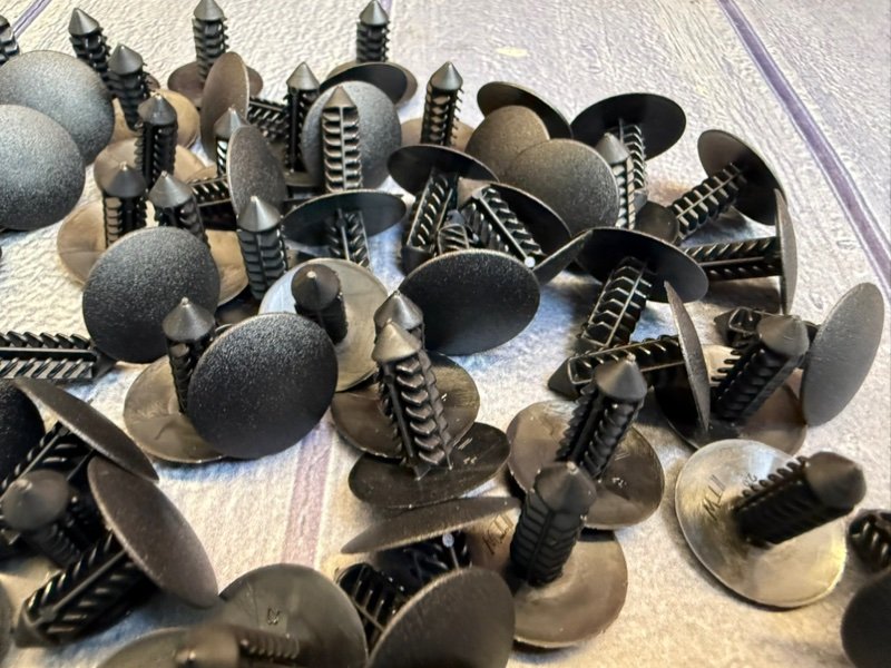 Пистон крепления обшивки пола - фото 4